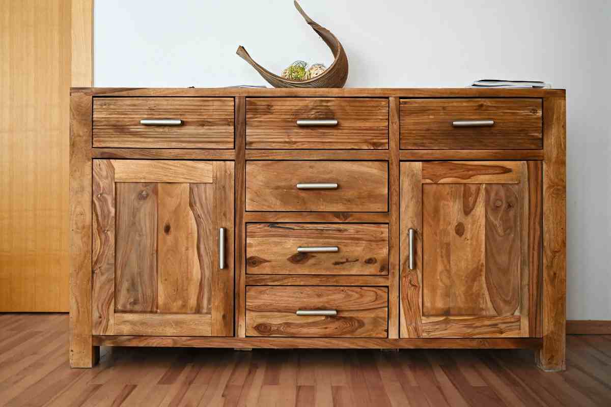 8. Mostenirea stilului brancovenesc in arhitectura contemporana_Corp de mobilier din lemn masiv, ornament, incapere